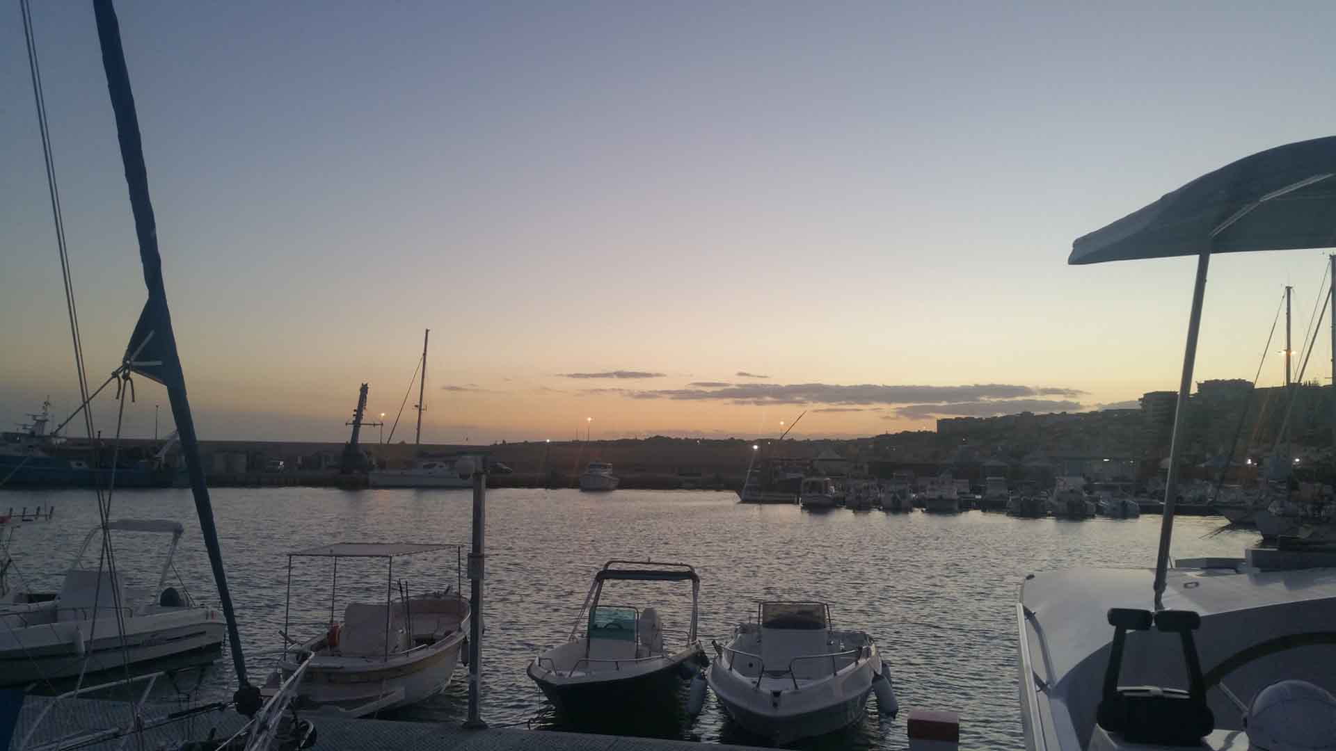 Sciacca porto tramonto periplo Sicilia Fontaine Pajot Saba 50 catamarano barca a vela