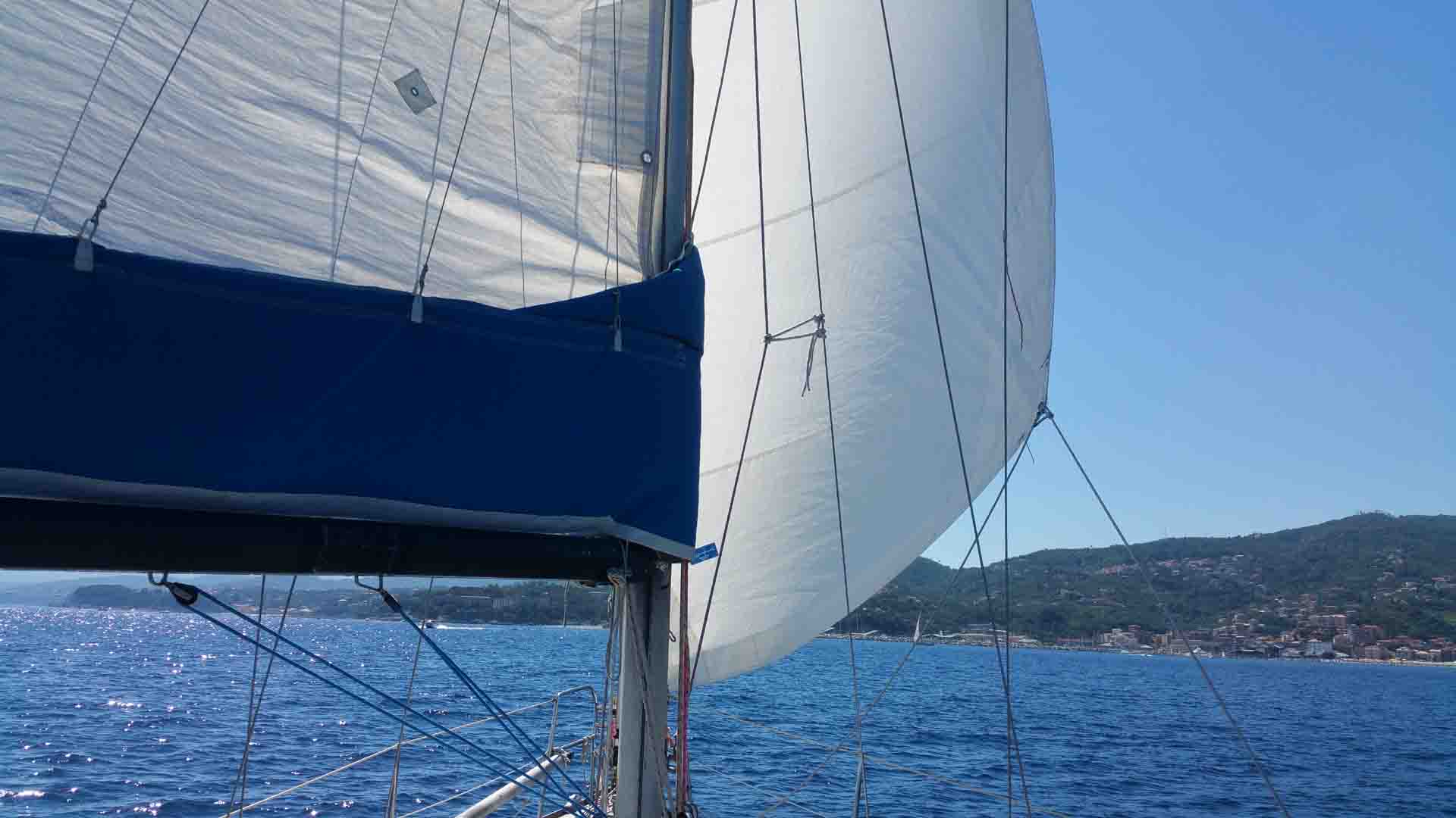 Doccia scampata armo velico Beneteau Oceanis 31.3 rollafiocco Marina Di Varazze esperienze di vela