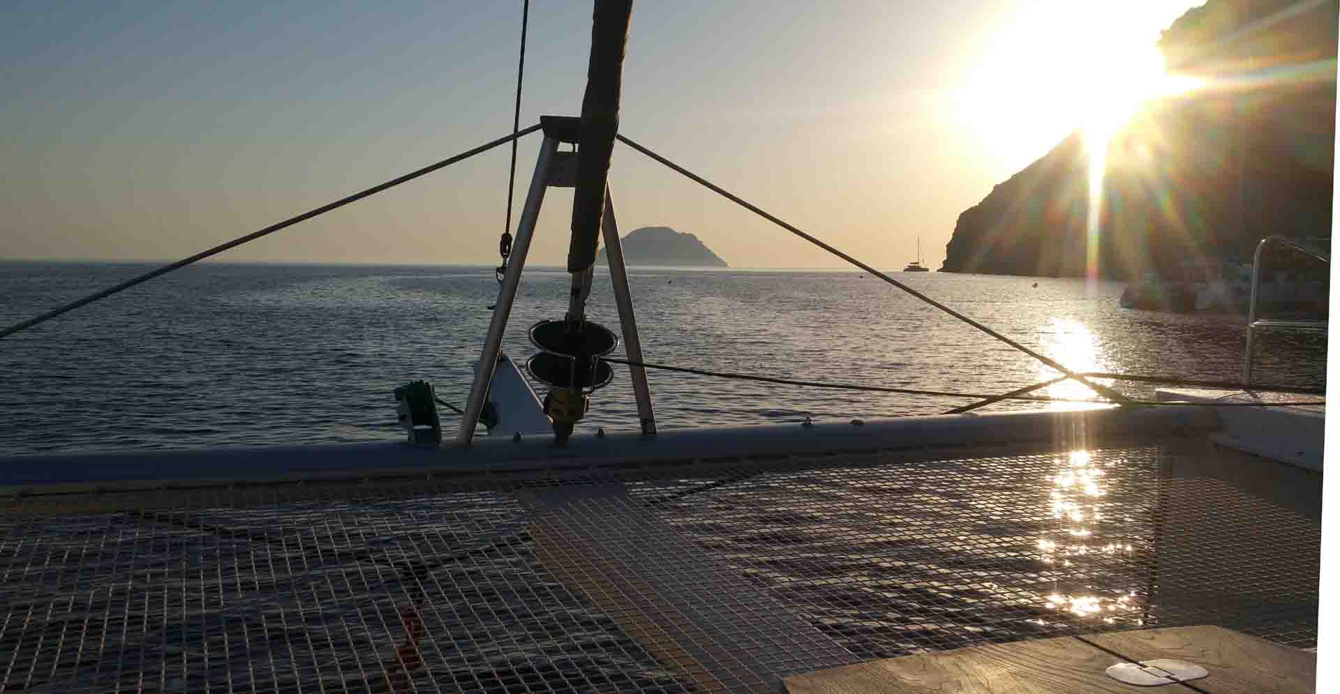 cucire vela Filicudi Porto Pignataro Pecorini rada navigando per le Eolie Fontaine Pajot Saba 50 catamarano barca a vela