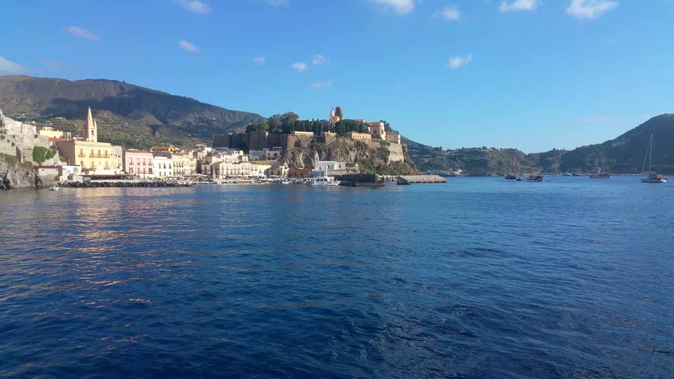 Finalmente si salpa Marina Corta navigando per le Eolie Fontaine Pajot Saba 50 catamarano barca a vela