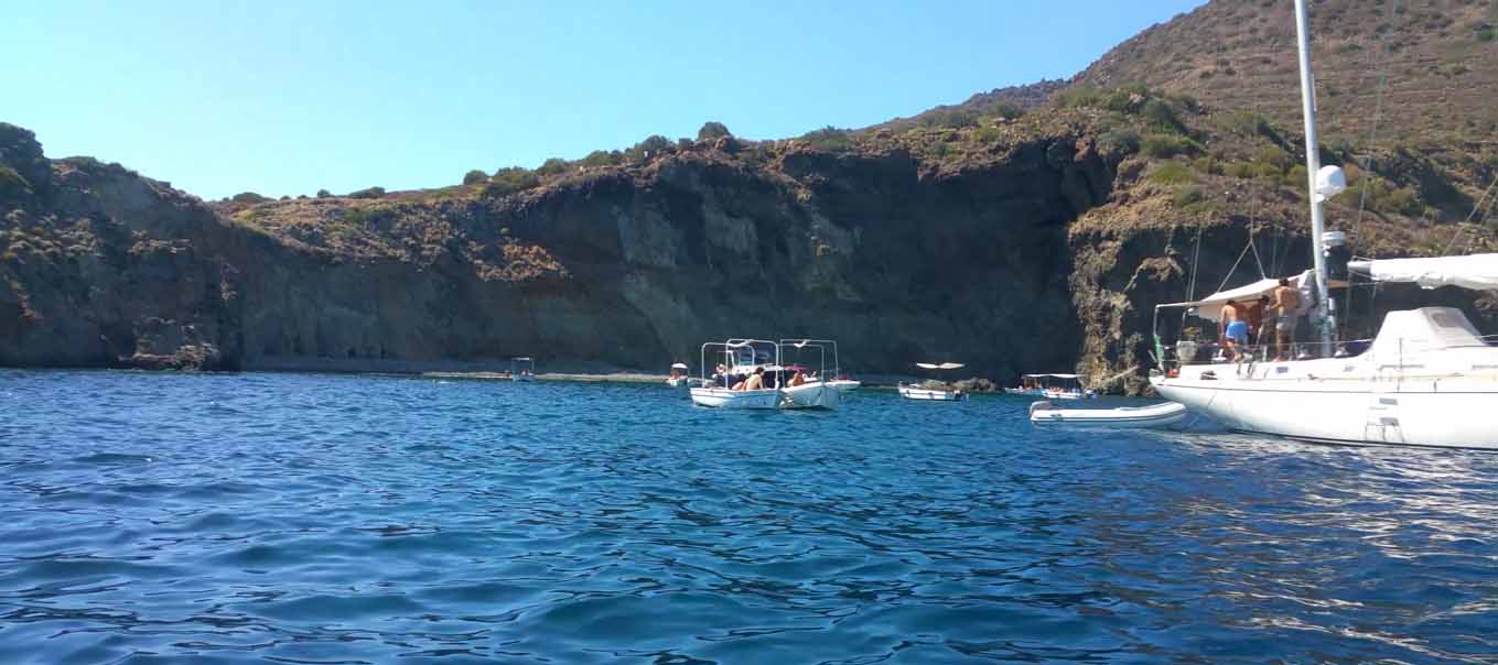 Si può arare anche il mare Marina Corta navigando per le Eolie Fontaine Pajot Saba 50 catamarano barca a vela